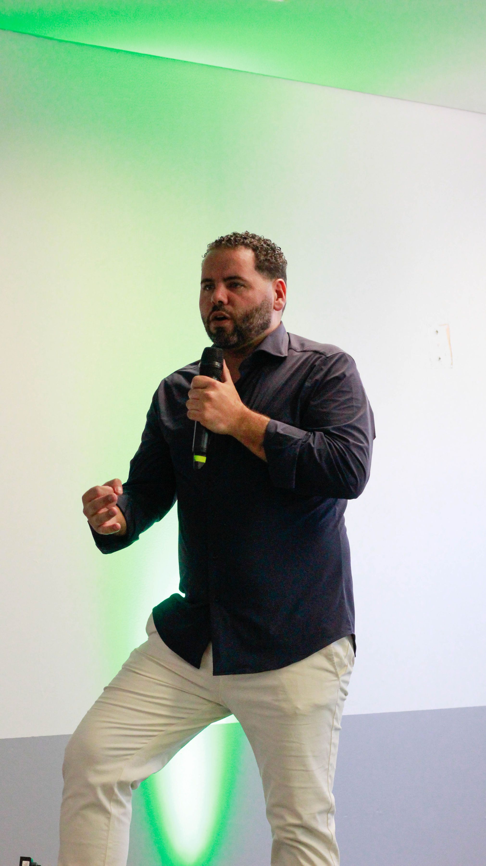 Léo Godoy no palco do Café com Experts 2.