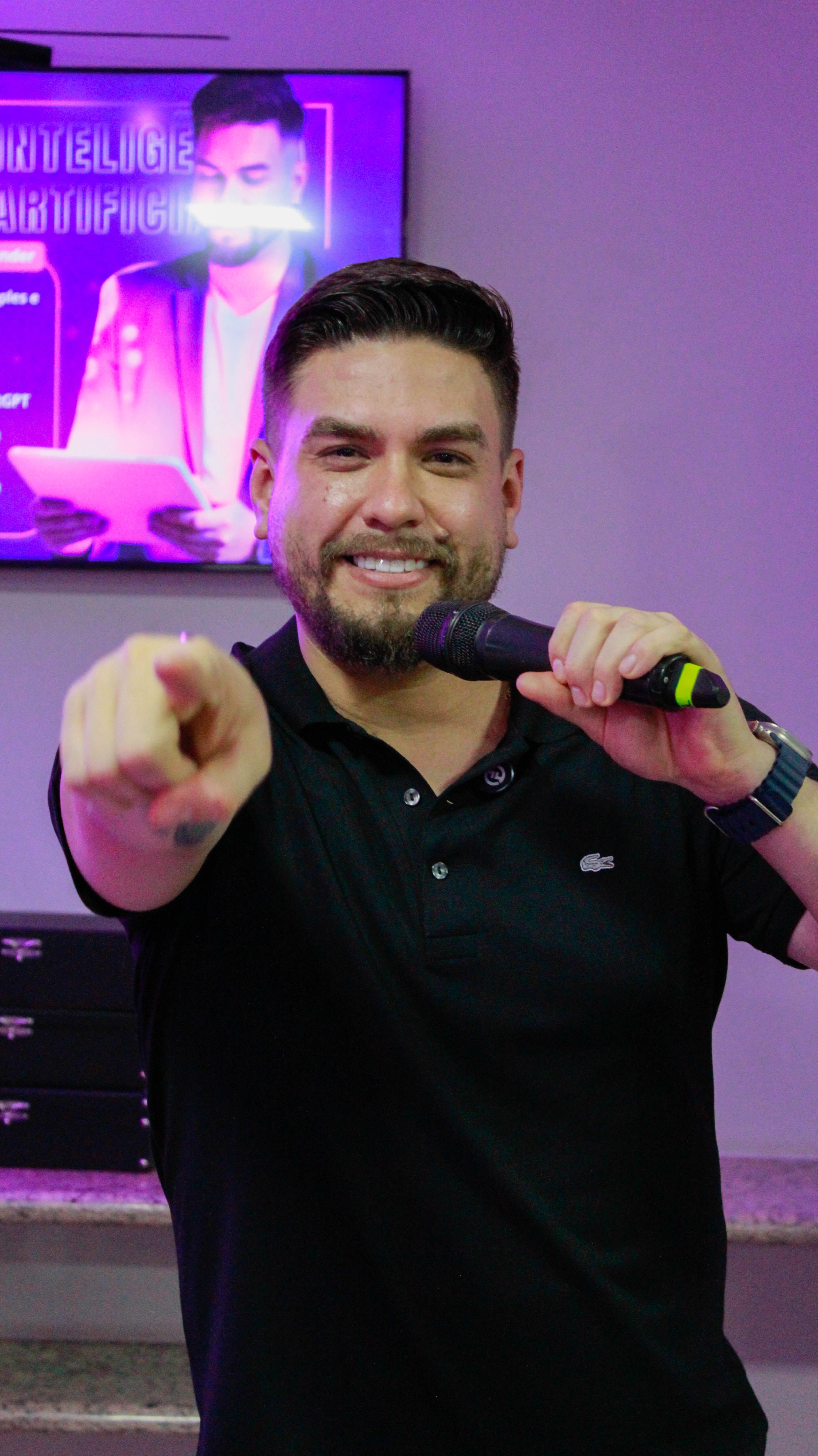 Diego Dalledone sorrindo no evento IA no Popular.